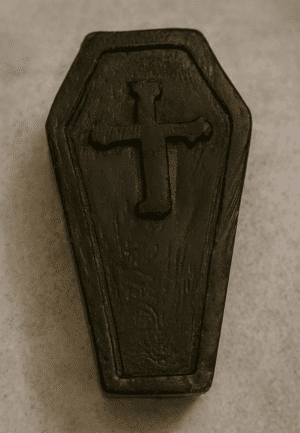 Corpo di urlo con croce scolpita stile gothico dark abyss.