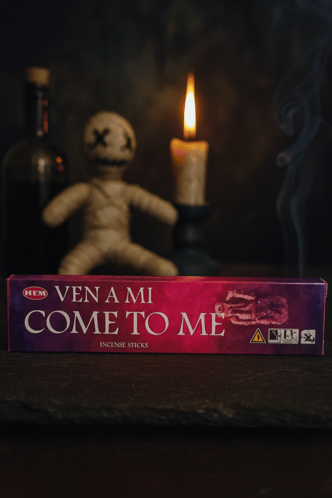 Teddy malefico con candela accesa e bottiglia di liquore sullo sfondo, atmosfera inquietante e dark-themed.