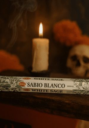 Fogli di incensi di salvia bianca con elementi simbolici dark abyss, atmosfera misteriosa e mistica.