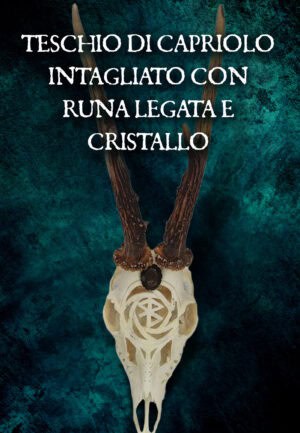 Teschio di cervo con rune e cristallo, scena dark e misteriosa.