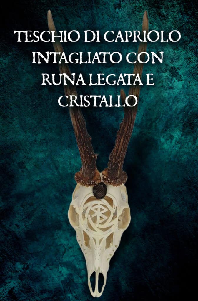 Teschio di cervo con rune e cristallo, scena dark e misteriosa.