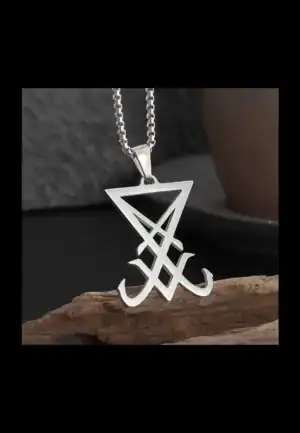 Piercing pendente in acciaio con simboli dark fantasy, design goth, accessori moda dark.