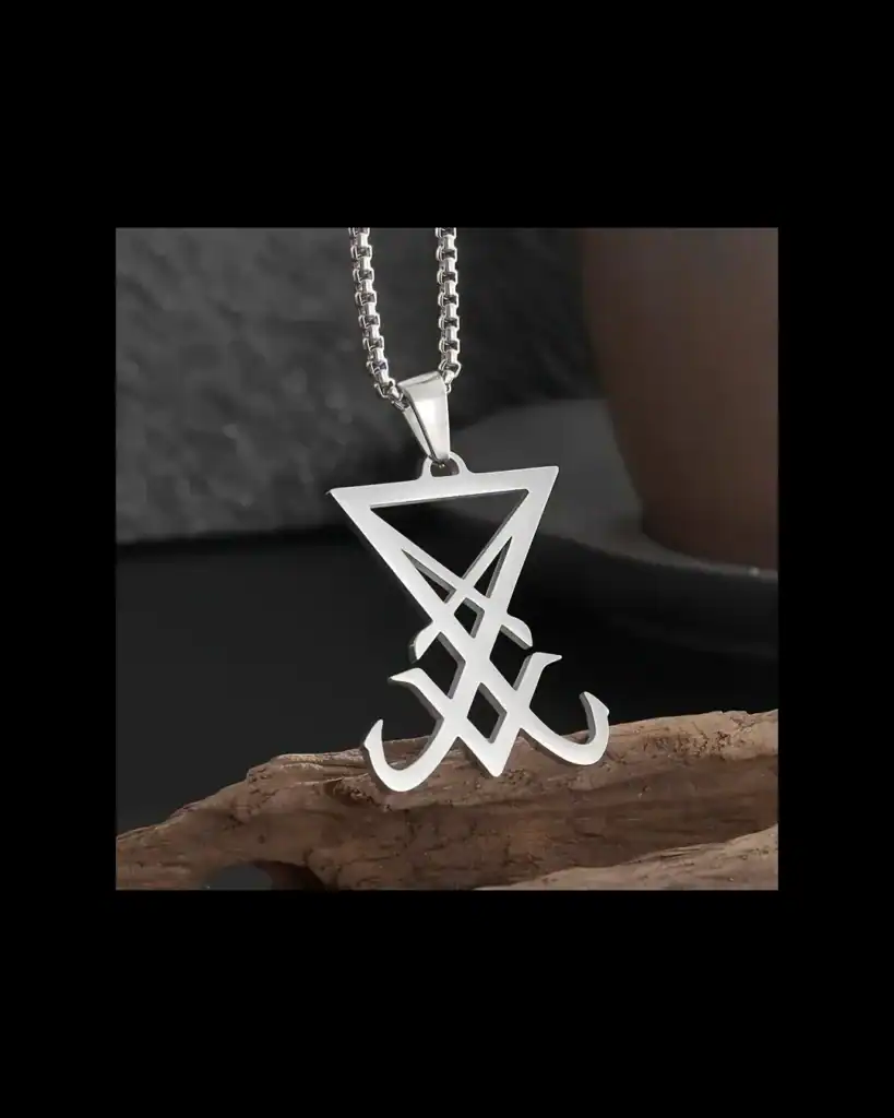 Piercing pendente in acciaio con simboli dark fantasy, design goth, accessori moda dark.