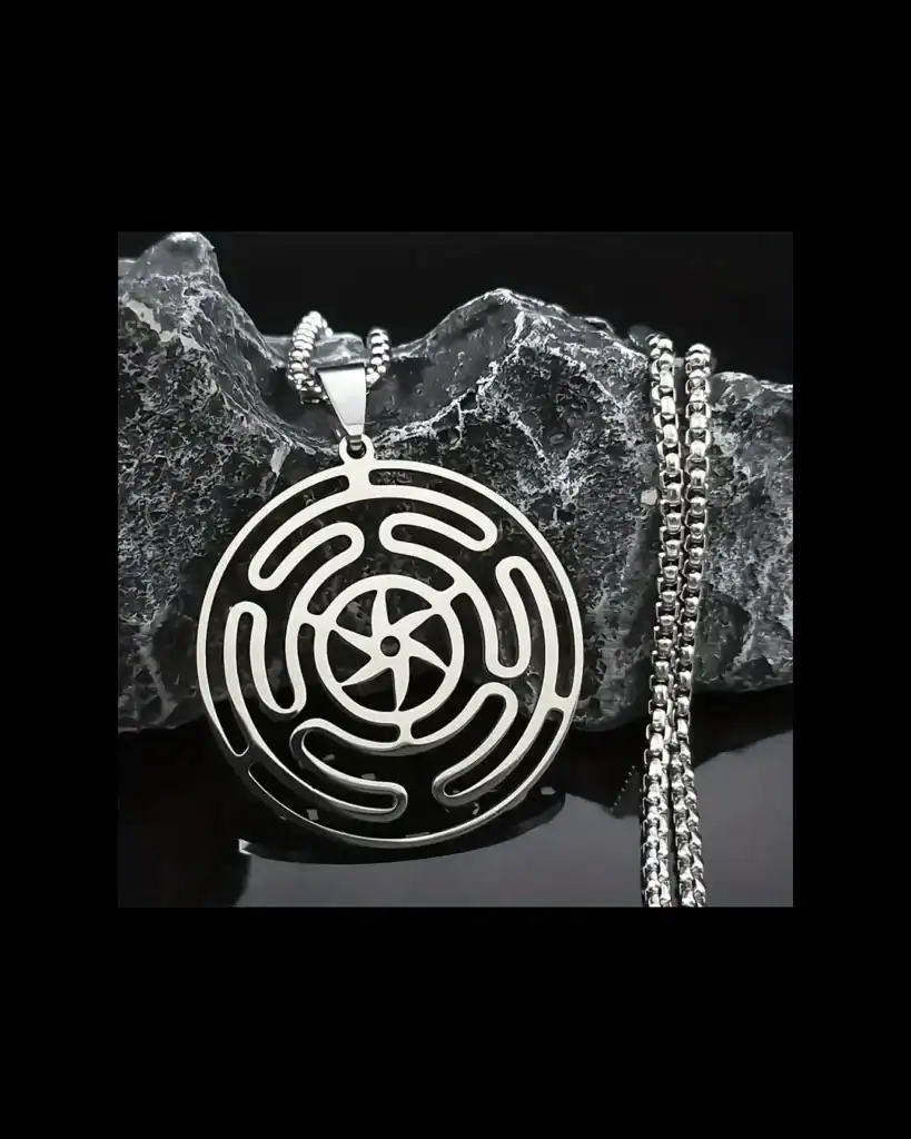 L'iconico pendente labirinto in metallo, simbolo di Dark Abyss, su pietra nera.