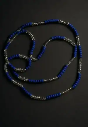 Collana con perline blu e argento, stile dark e misterioso, ideale per appassionati di horror e gothic.