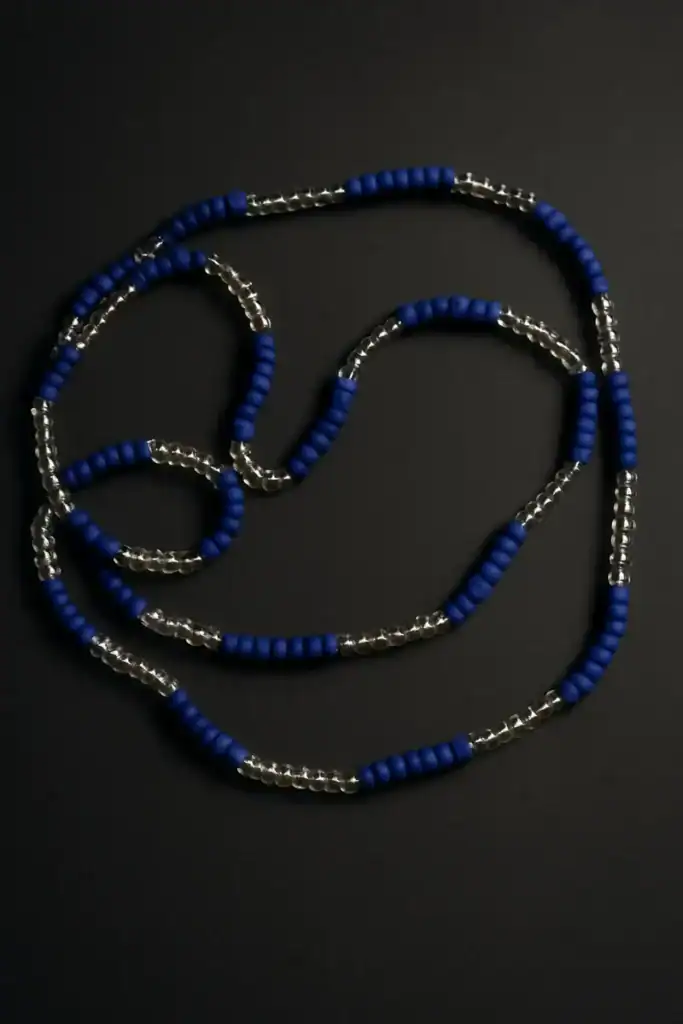 Collana con perline blu e argento, stile dark e misterioso, ideale per appassionati di horror e gothic.