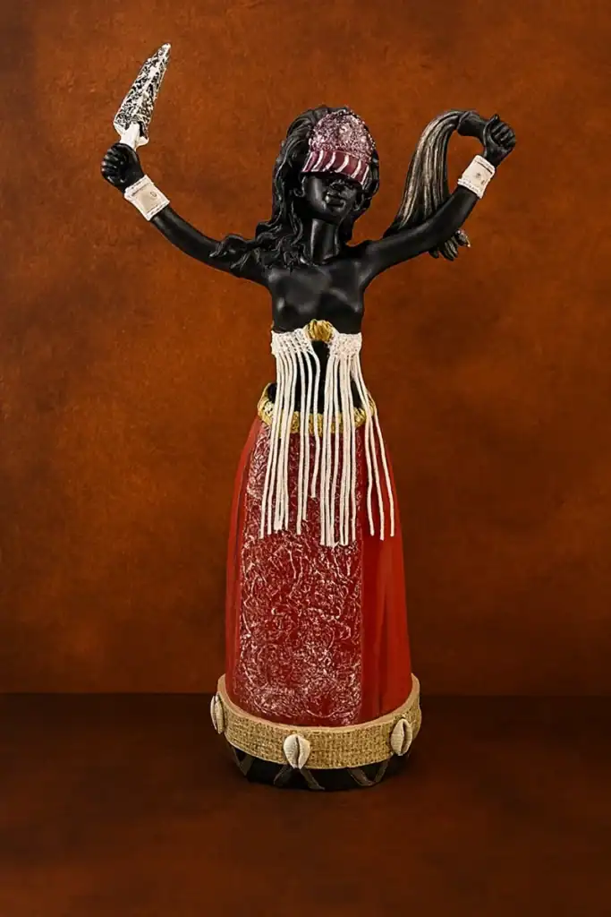 Una statua artistica di una figura femminile con dettagli colorati, ispirata all’arte e alla cultura mistica e dark.