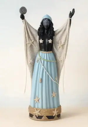 Santo con scettro a forma di disco, statua decorativa con tema marino e dettagli in stile mare, progetto artistico Dark Abyss.