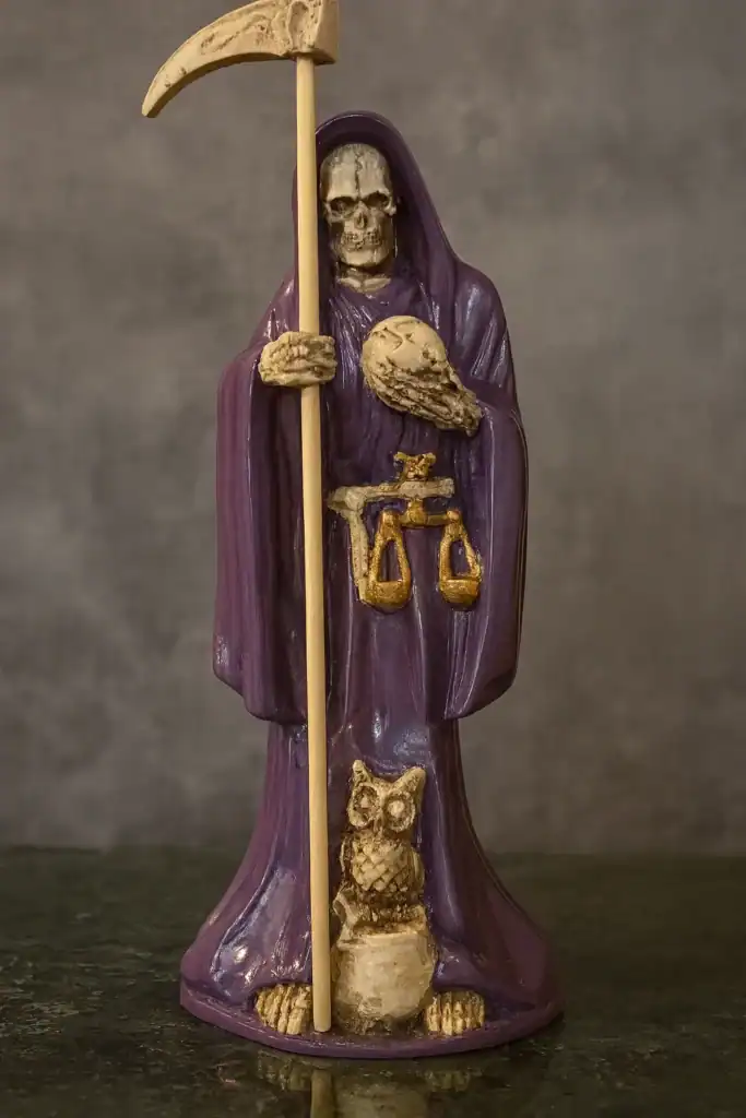 Scheletro in veste viola con bilancia e falce, simbolo di morte e giustizia occulta, in stile dark fantasy.