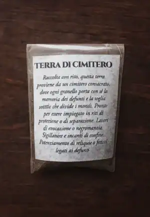 Fagottino di terra di cimitero con incantesimi e rituali dark fantasy.