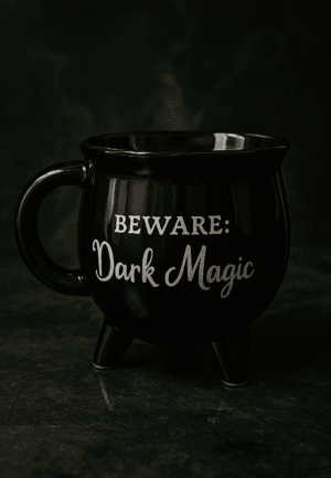 Penna magica nera con scritta "Beware: Dark Magic" in stile gotico, atmosfera oscura e misteriosa.
